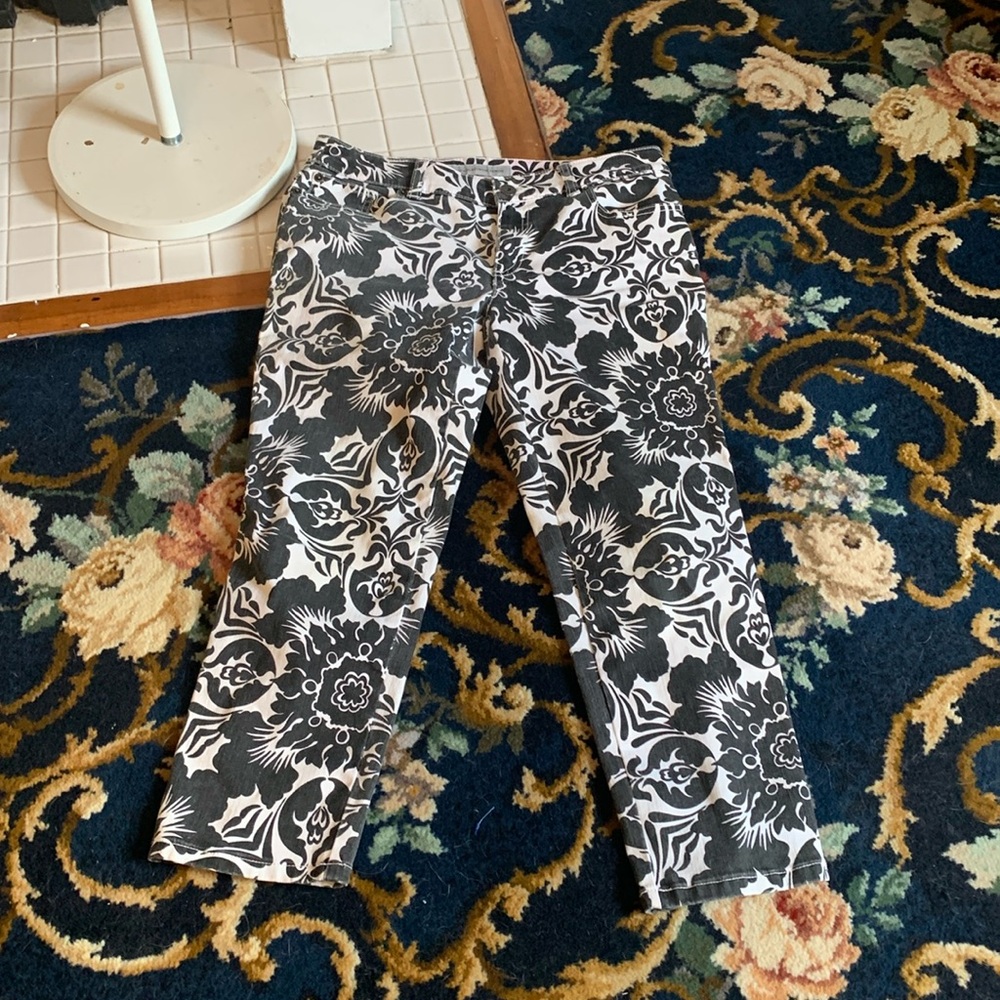 Chicos ultimate fit platinum denim cropped printed jeans. Worn about 3x